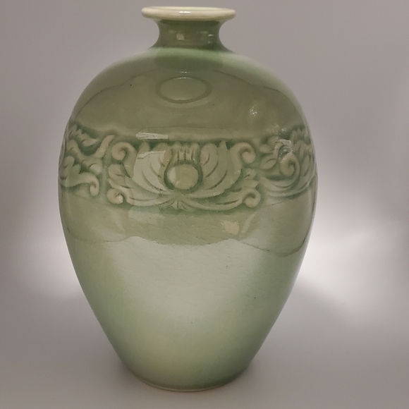 VINTAGE BAAN CELADON Pottery VASE. Embossed Design. Crackle Glaze. Cottagecore. - Picture 5 of 6